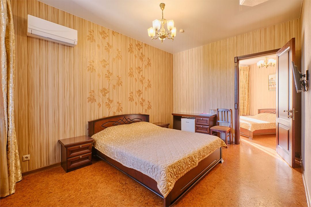 Люкс 4-местный 2-комнатный (с балконом)