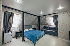 21.Двухместный номер полулюкс с двухспальной кроватью и диваном, Гостевой дом Royal Lake, Калининград