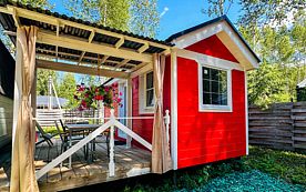 Двухместный коттедж двуспальная кровать, Глэмпинг Красный домик в лесу на Живописной улице, Шадрино