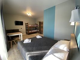 Четырёхместный номер семейный с диваном Стандартный с балконом и с красивым видом из окна, Гостевой дом Бархат, Архыз