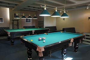 Бильярд в кафе «Домик в деревне»