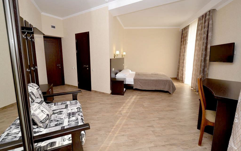 Полулюкс 4-местный (с балконом)