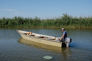 Прокат моторной лодки — База отдыха «Золотой лотос», Камызякский район