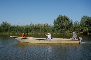 Прокат моторной лодки — База отдыха «Золотой лотос», Камызякский район