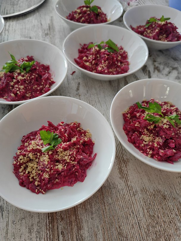 Салат свекольный, с грецким орехом