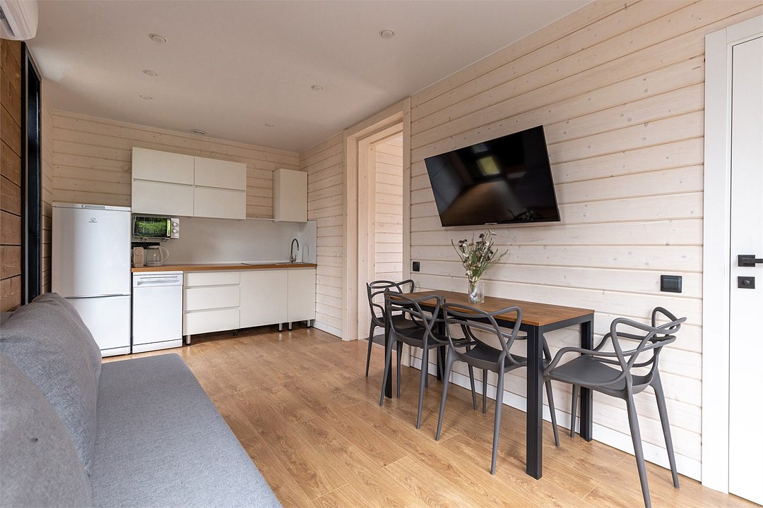 Коттедж 4-местный (с 1 спальней, купелью и баней)