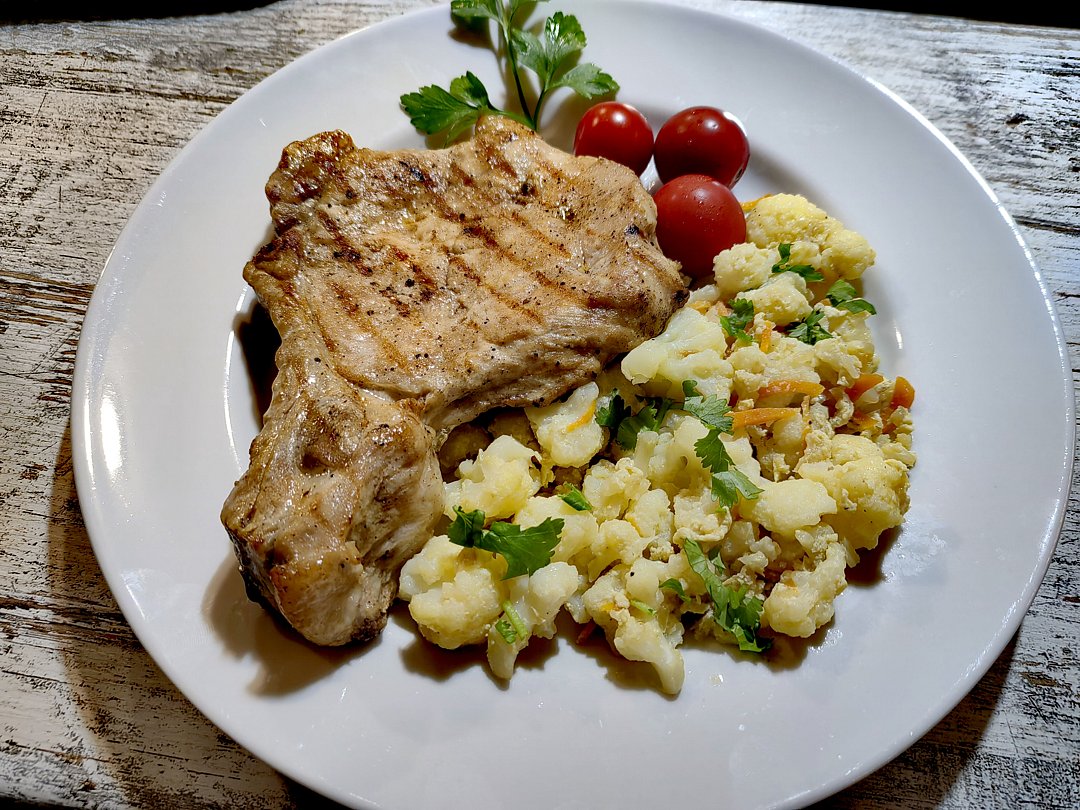 Жареный антрекот, с цветной капустой