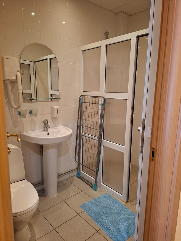 Санузел в номере с двуспальной кроватью