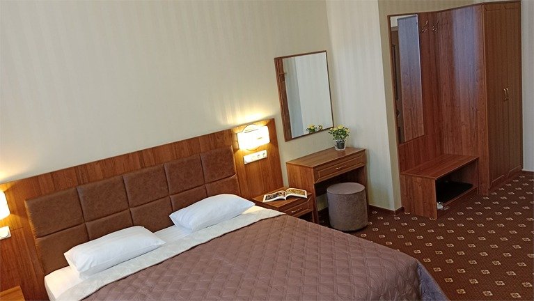 Апартаменты 2-местный 1-комнатный (с просторной спальней и балконом)