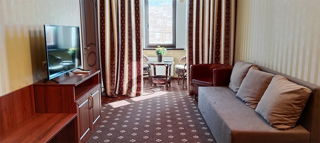 Апартаменты 2-местный 2-комнатный (с эркером и душем)