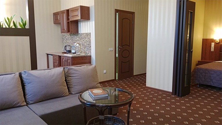 Апартаменты 3-местный 2-комнатный (с балконом и ванной)