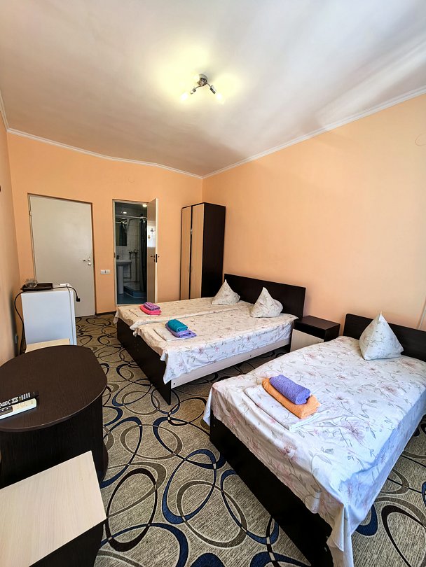 IСтандартный 3-местный (2 односпальные и 1 двуспальная кровати)