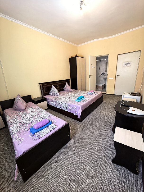 IСтандартный 3-местный (2 односпальные и 1 двуспальная кровати)