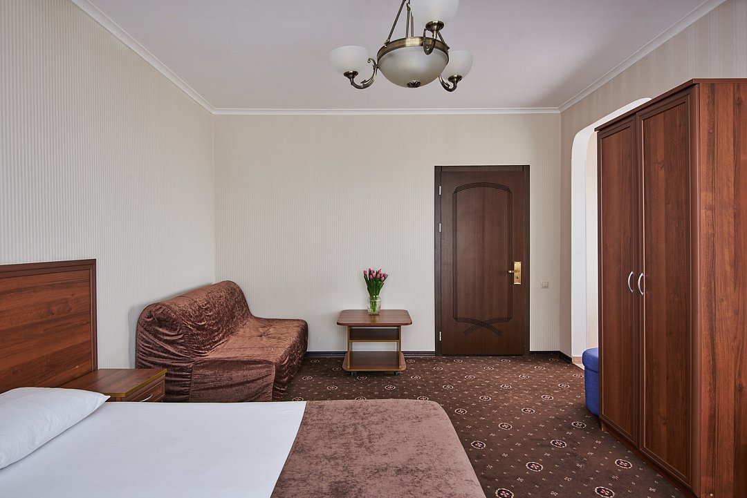 Полулюкс 4-местный 1-комнатный (с балконом, с видом на море)