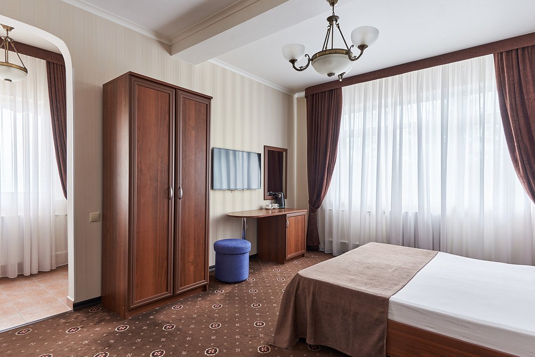 Полулюкс 4-местный 1-комнатный (с балконом, с видом на море)