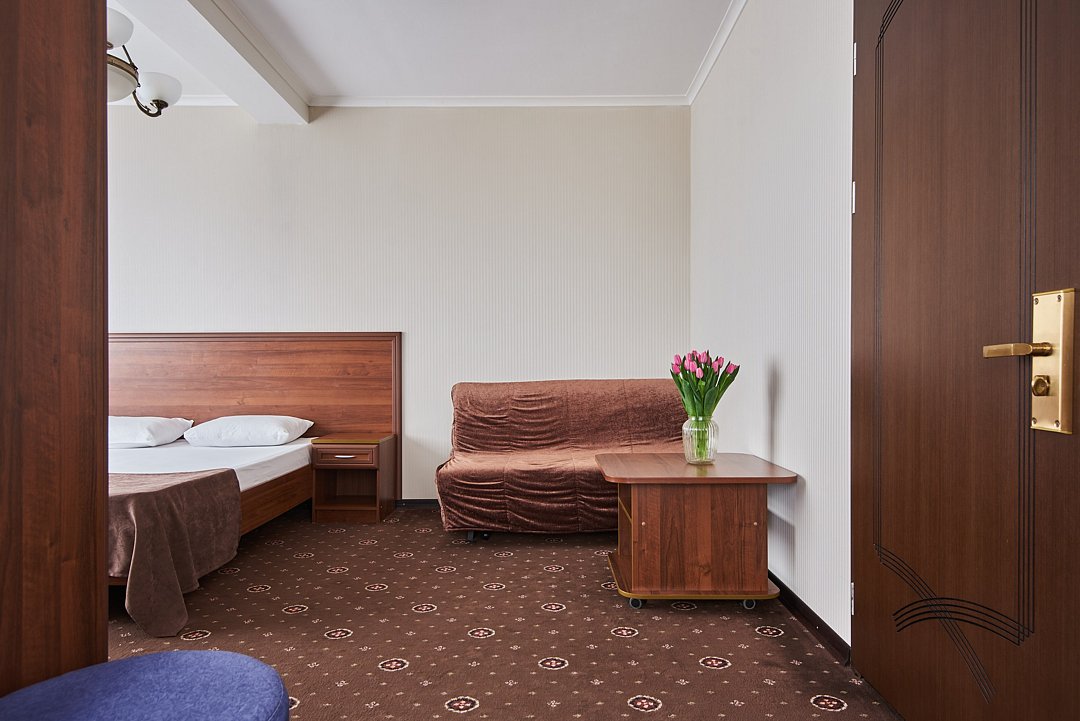 Полулюкс 4-местный 1-комнатный (с балконом, с видом на море)