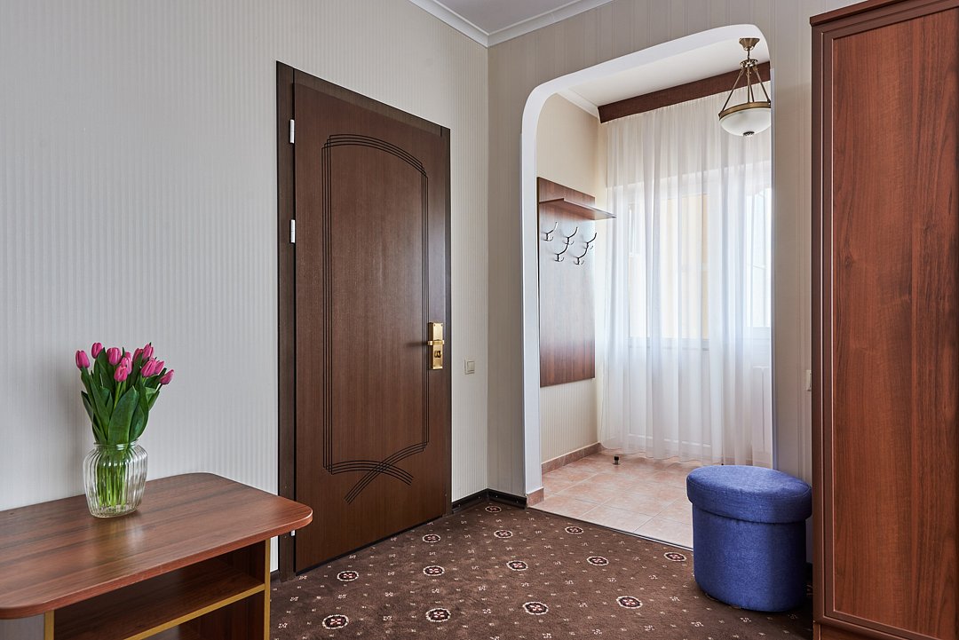 Полулюкс 4-местный 1-комнатный (с балконом, с видом на море)