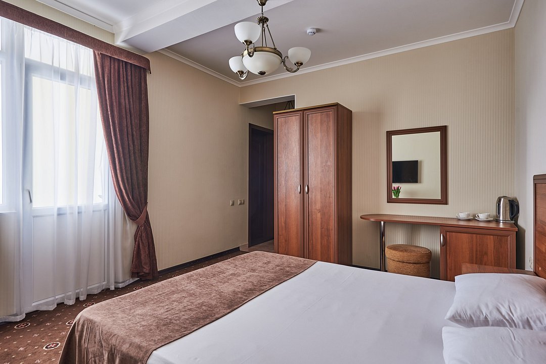 Полулюкс 4-местный 1-комнатный (с лоджией, с видом на море)