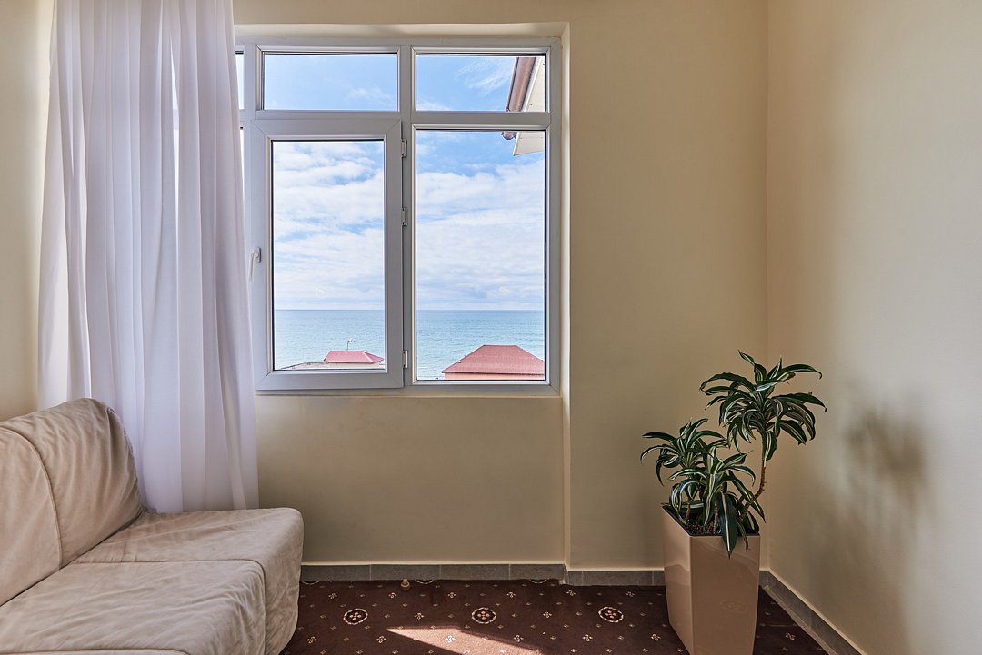 Полулюкс 4-местный 1-комнатный (с лоджией, с видом на море)