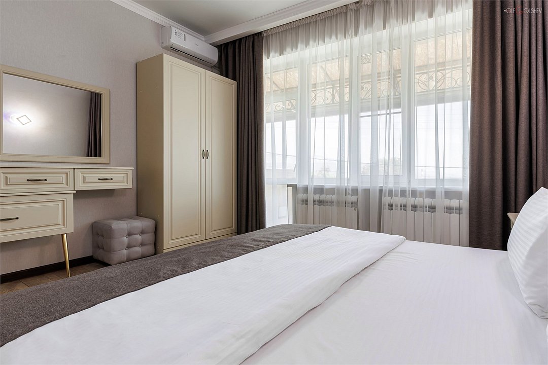 Полулюкс 2-местный 1-комнатный (с диваном и лоджией, 2 этаж)