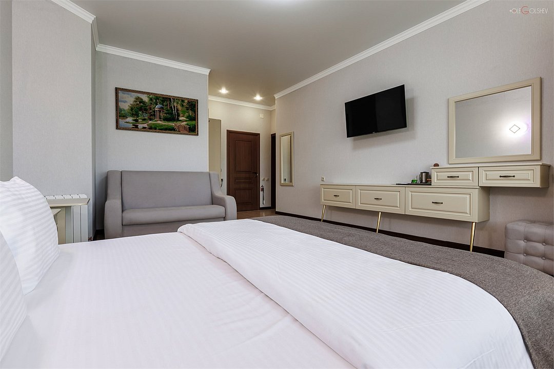 Полулюкс 2-местный 1-комнатный (с диваном и лоджией, 2 этаж)