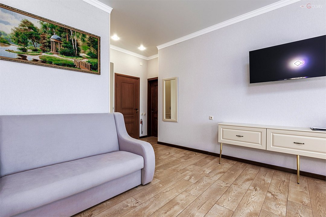 Полулюкс 2-местный 1-комнатный (с диваном и лоджией, 2 этаж)