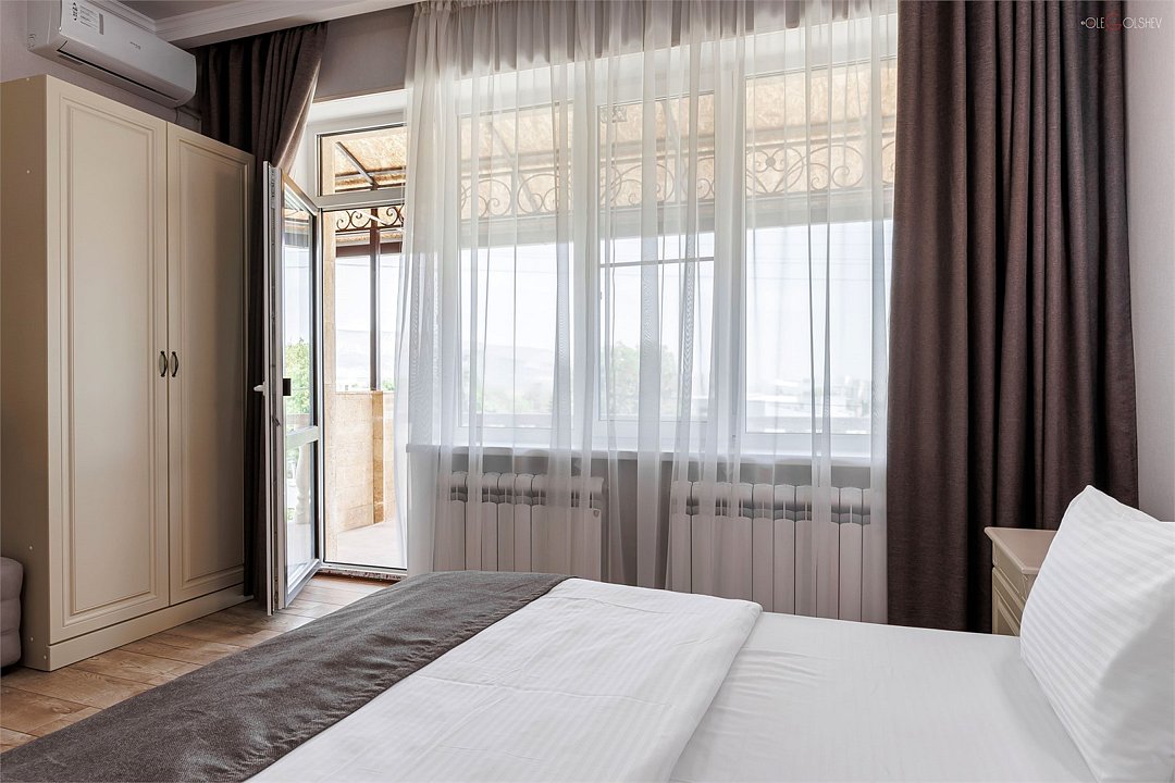 Полулюкс 2-местный 1-комнатный (с диваном и лоджией, 2 этаж)