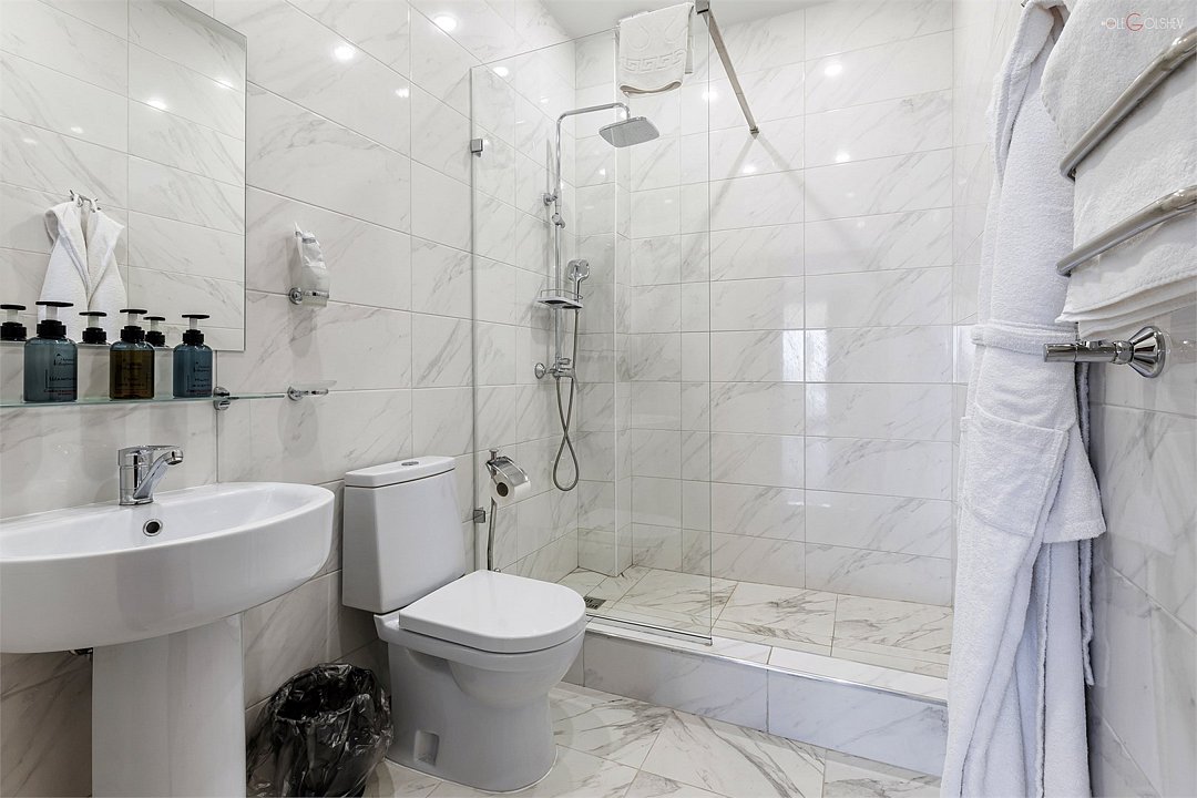 Полулюкс 2-местный 1-комнатный (с диваном и лоджией, 2 этаж)