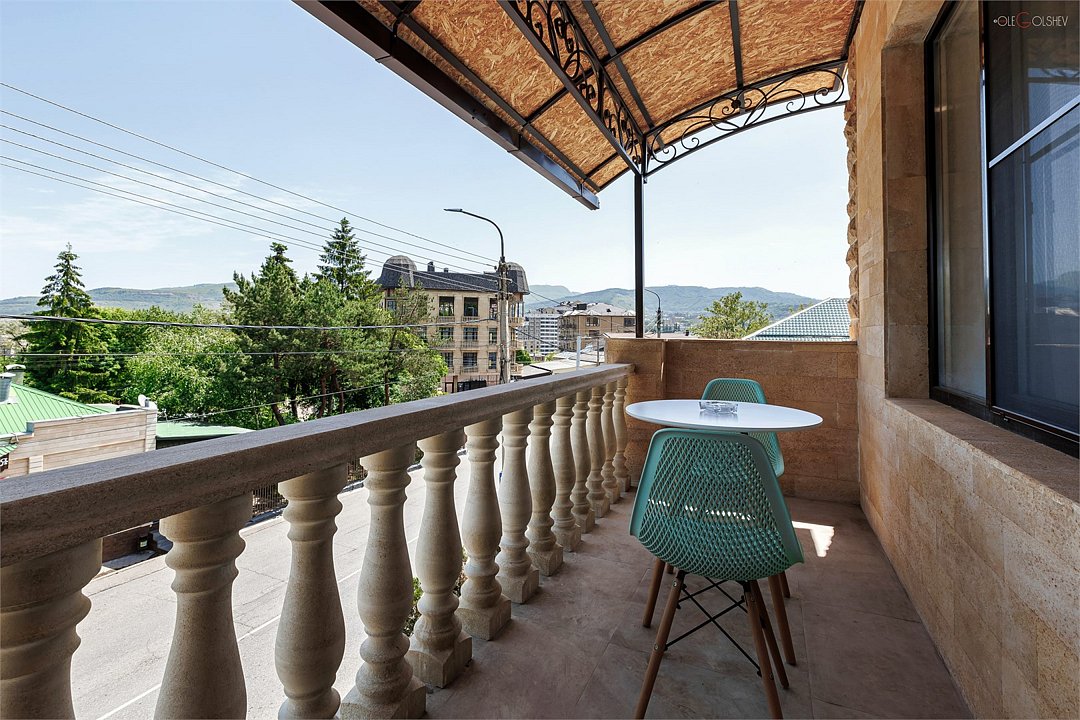 Полулюкс 2-местный 1-комнатный (с диваном и лоджией, 2 этаж)