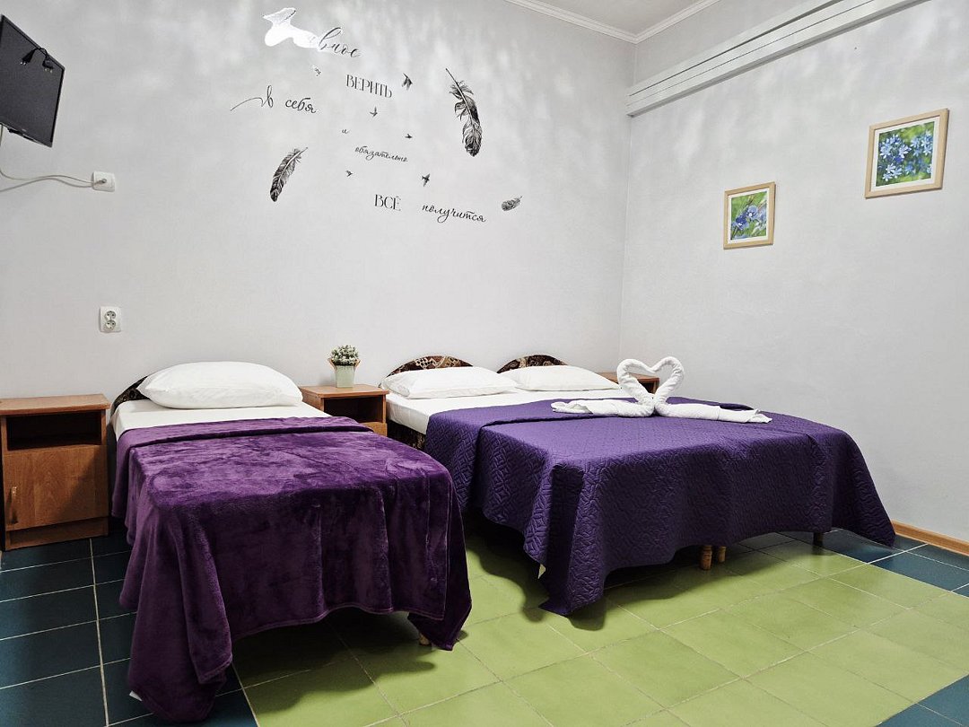 Номер 3-местный (окно в холл)