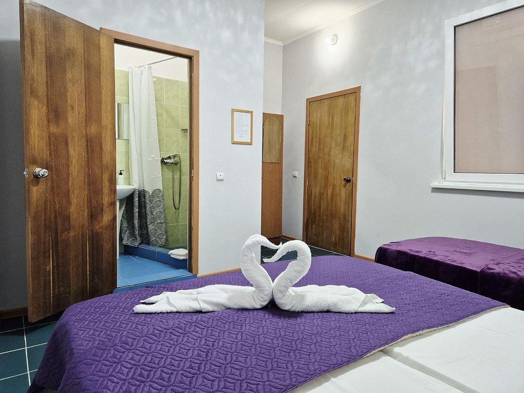 Номер 3-местный (окно в холл)