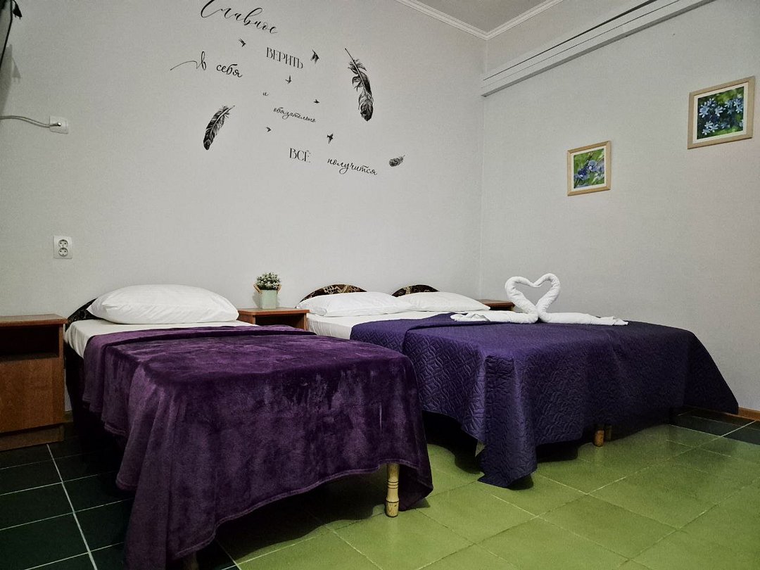 Номер 3-местный (окно в холл)