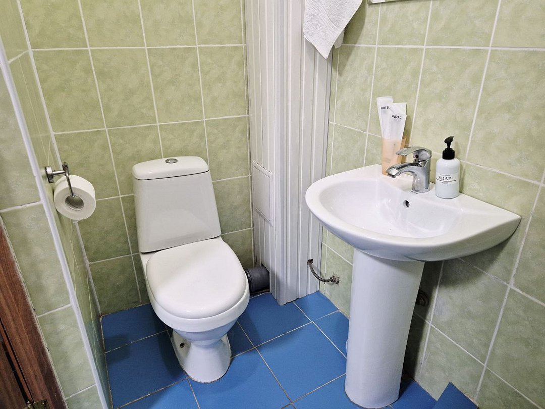 Номер 3-местный (окно в холл)