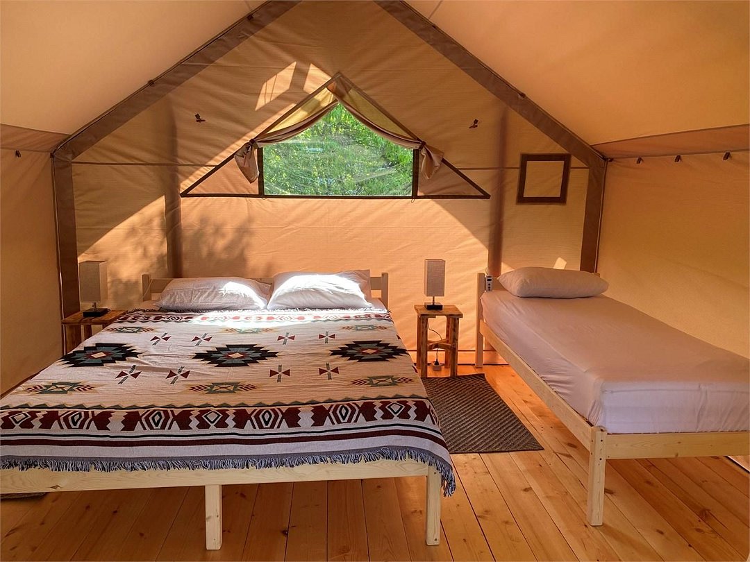 Глэмпинг 3-местный (палатка, летний вид размещения)Фотографии