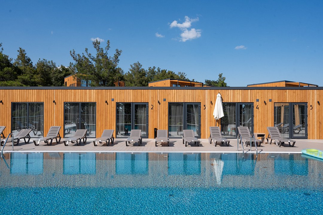 Номер 4-местный 2-комнатный (выход на бассейн)