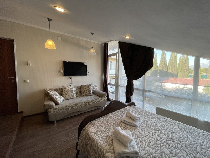 Делюкс 4-местный 1-комнатный (с балконом)