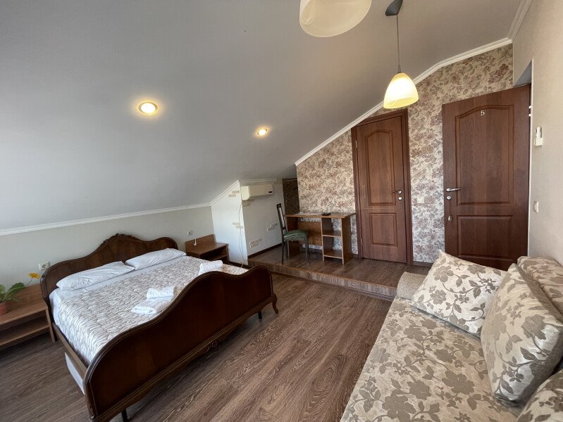 Делюкс 4-местный 1-комнатный (с балконом)