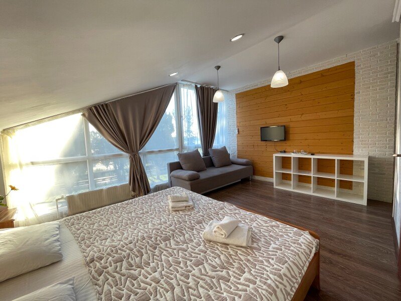 Делюкс 4-местный 1-комнатный (с витражным окном)