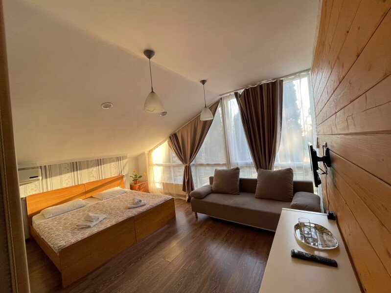 Делюкс 4-местный 1-комнатный (с витражным окном)