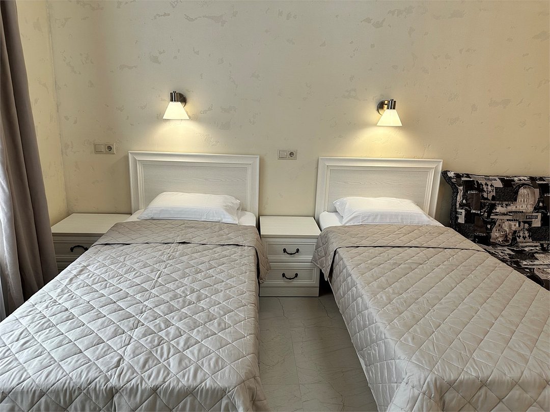 Люкс 5-местный 2-комнатный (с кухей и балконом)