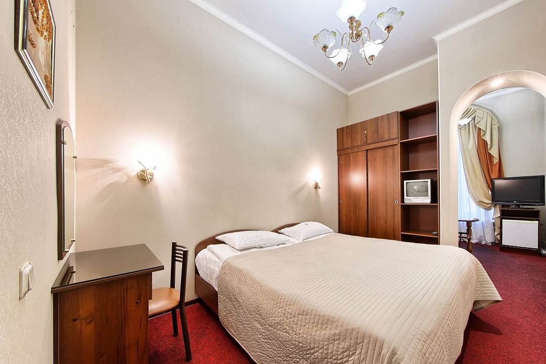 Полулюкс 3-местный (вид на Невский)