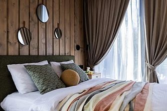 Пaноpaмный дом в хвойнoм лесу с сaуной