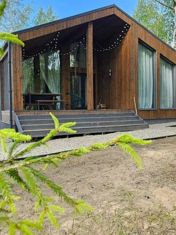 Пaноpaмный дом в хвойнoм лесу с сaуной, Московская область: фото 2