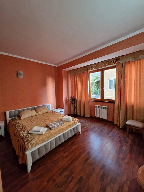 Семейный 5-местный 3-комнатный (с кухней и балконом)