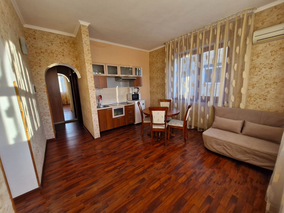 Семейный 5-местный 3-комнатный (с кухней и балконом)