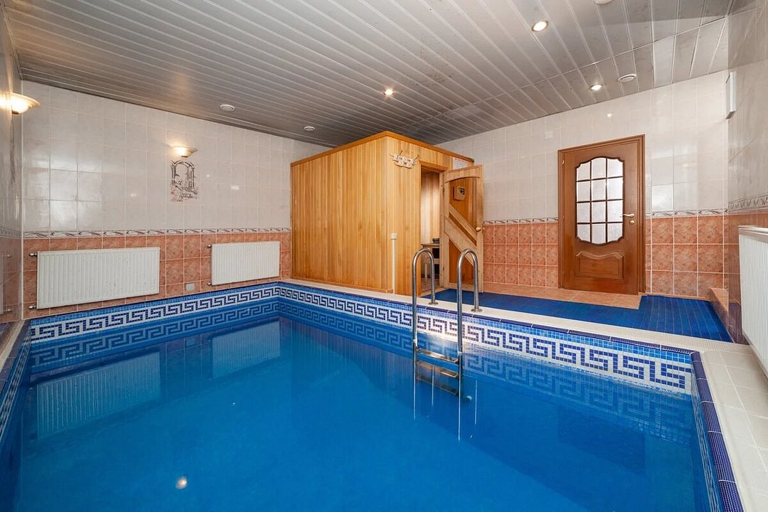 Домик 10-местный 5-комнатный (с бассейном и бильярдом)