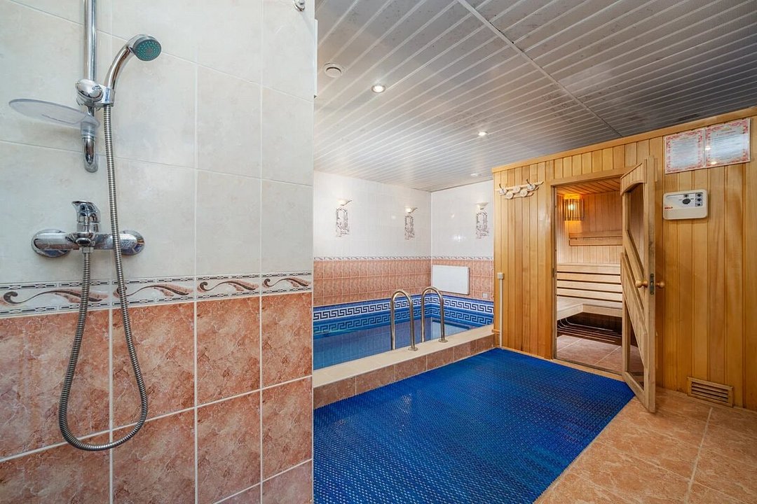 Домик 10-местный 5-комнатный (с бассейном и бильярдом)