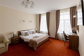 СЕМЕЙНЫЙ КОМФОРТ с кроватью Queen size, диваном, гидромассажной ванной и угловым видом на Владимирский собор, SOLO на Владимирской площади, Санкт-Петербург
