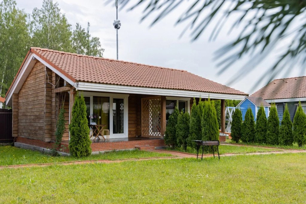 Частный дом на ухоженном участке с газоном и туями, Ленинградская область, Им Морозова Всеволожский район