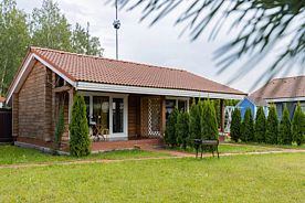 Коттедж c 1 комнатой, Частный дом на ухоженном участке с газоном и туями, поселок имени Морозова